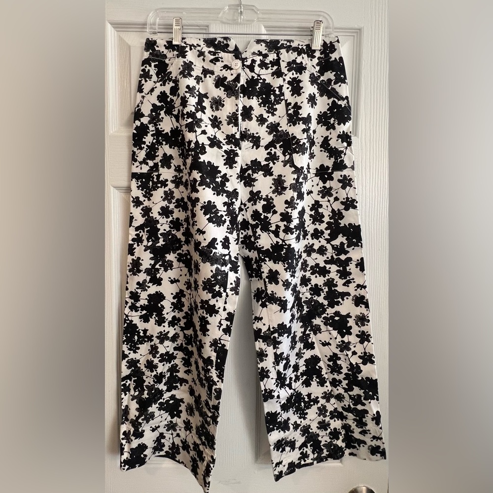 Piazza Sempione Black and White Florals Capri Pants - Italian size 40